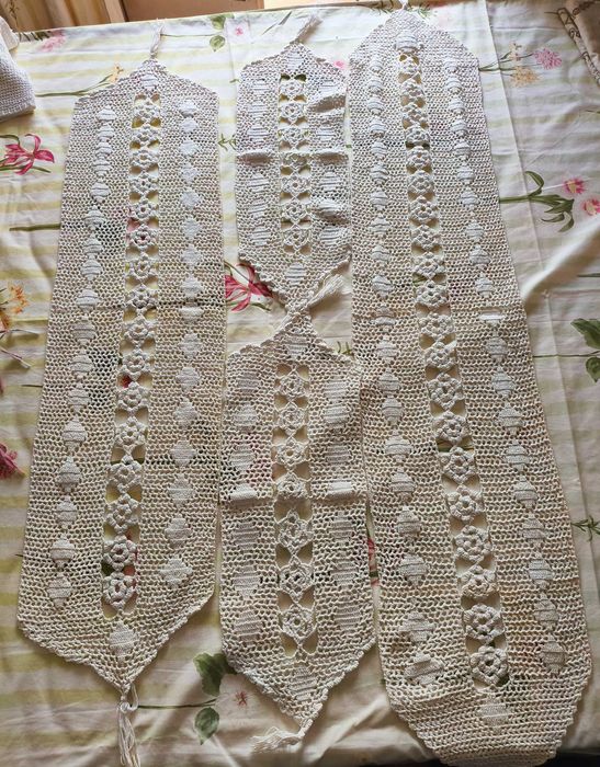 Lote 5 - 4 Corredores de Mesa em Crochet com Padrão Floral