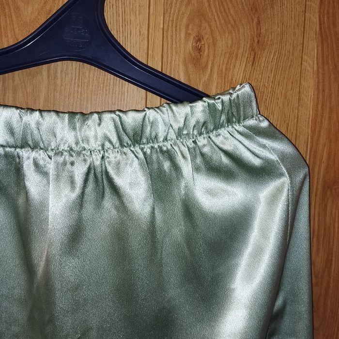 Красива атласна спідниця