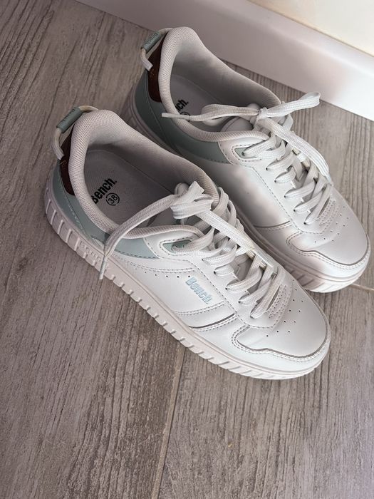 używany biały adidasu