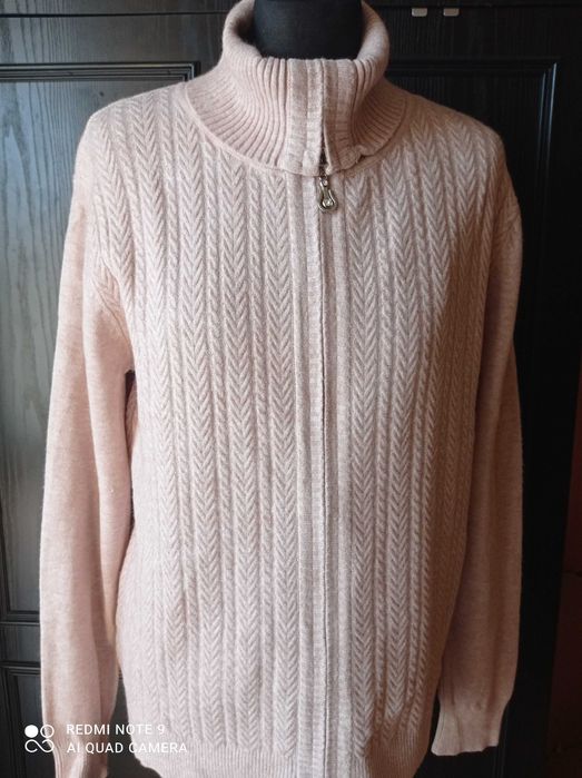 Ładny beżowy, duży, rozpinany damski sweterek z długim rękawem. M/L