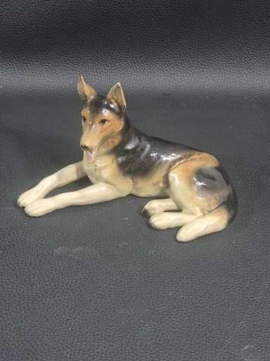 Owczarek niemiecki leżący - zabytkowa ceramiczna figurka zwierzęcia