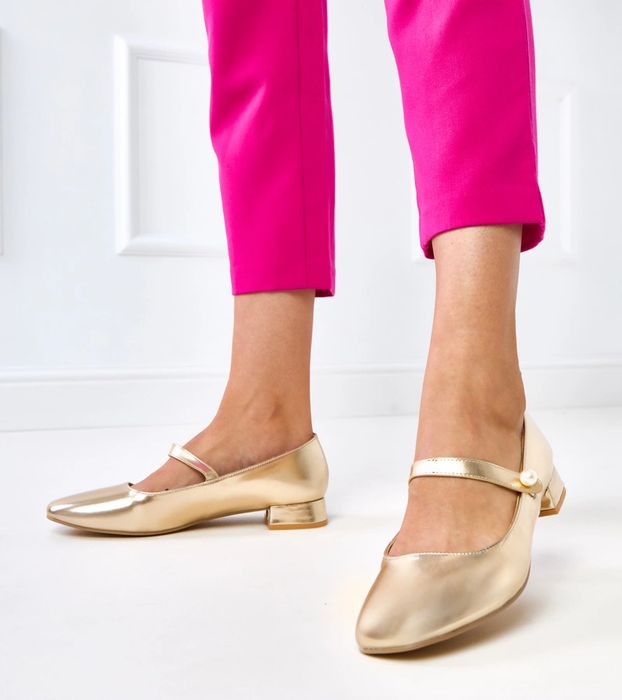 Złote czółenka na słupku z ozdobnym paskiem Alya