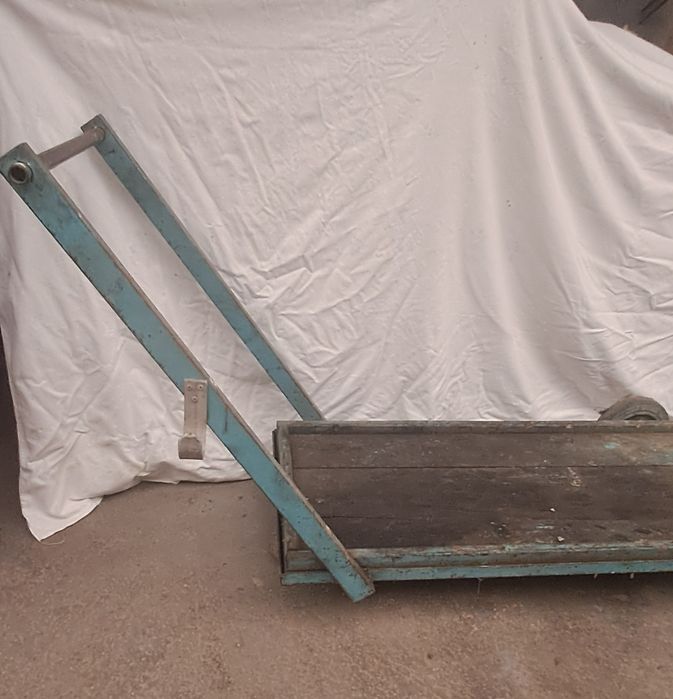 Carrinho de transporte em ferro e madeira