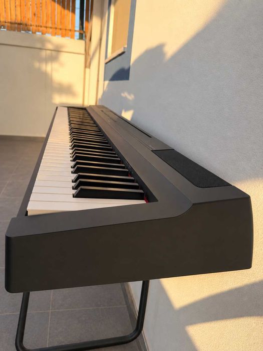 Yamaha P-125 Piano Digital 88 Teclas — Excelente estado + livro e pedais