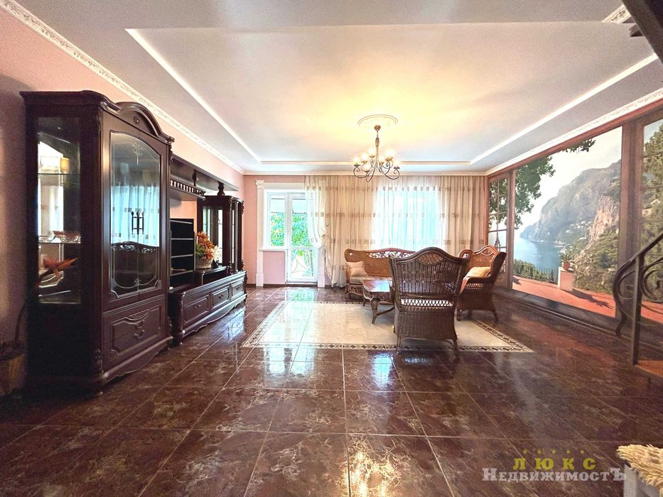 Продаётся отличный трёхэтажный дом в Совиньоне  с  видом на море!