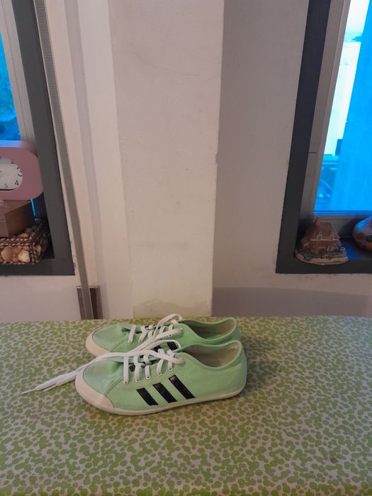 Vendo Sapatilhas de Senhora ADIDAS muito bonitas como novas