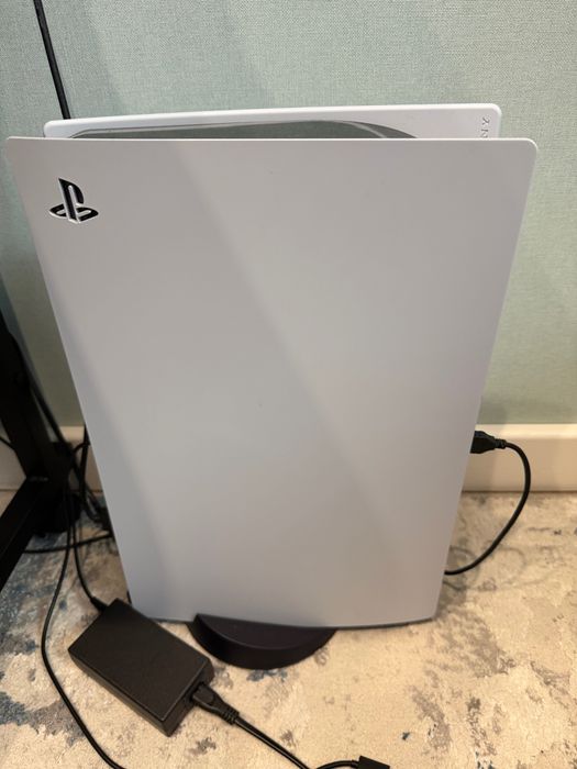 PlayStation 5 та два джойстики