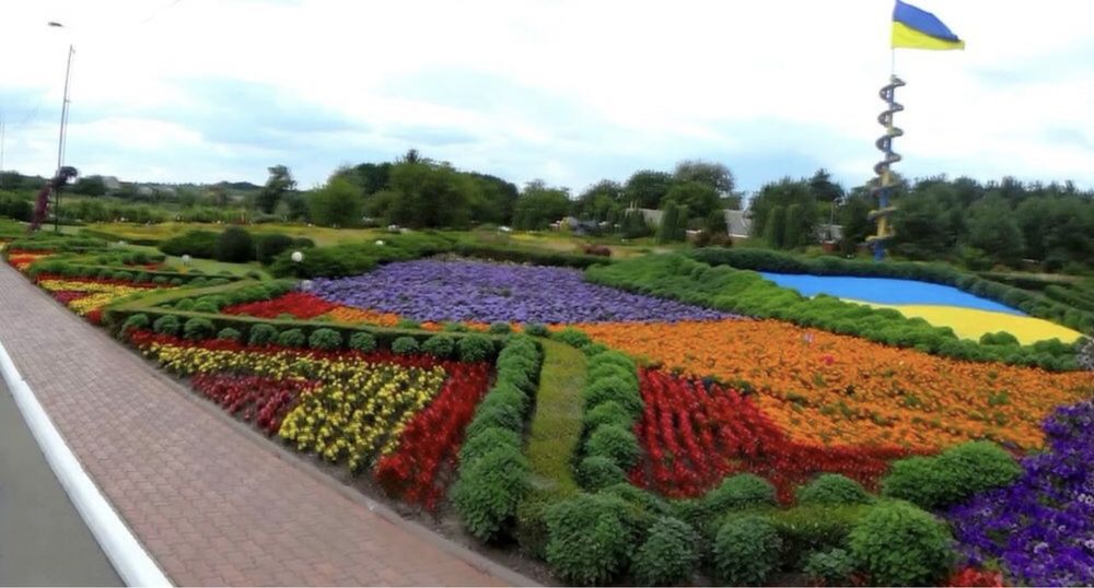 Продам земельну ділянку під забудову в центрі Ковалівки