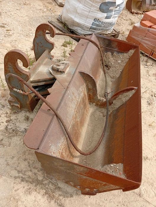 ESCAVADORA HITACHI 135 + ACESSORIOS