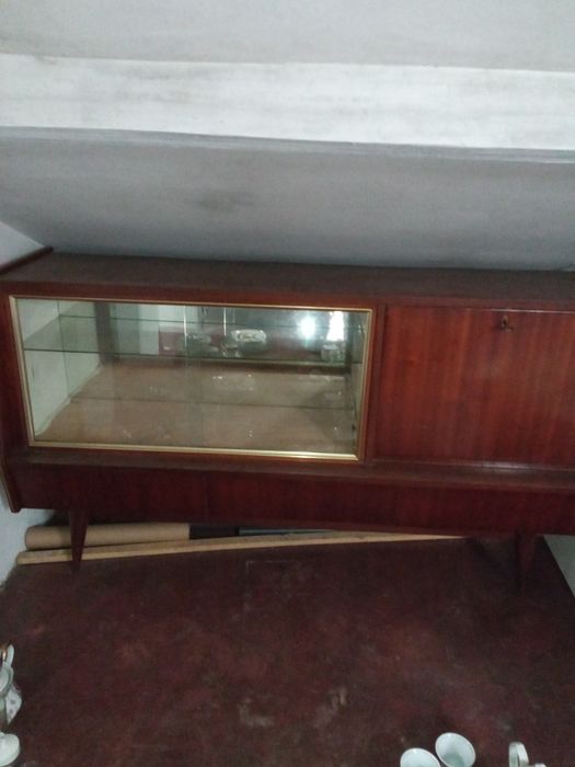 Aparador de sala com vitrine