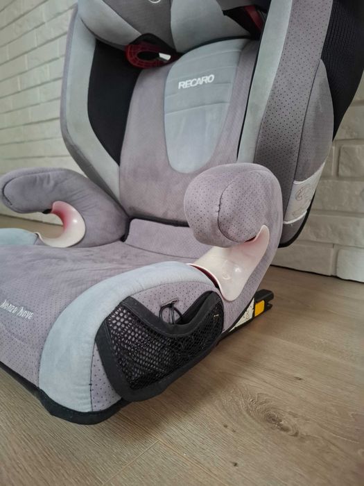 Fotelik dziecięcy marki RECARO