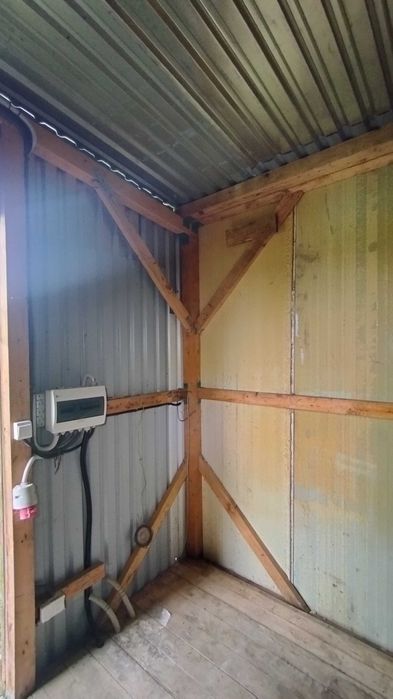 Solidny drewniany barak / składzik 18,7 m², 53 m³, 230/400 V