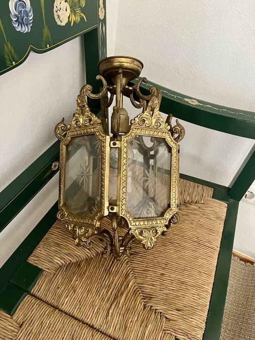 Candeeiro de teto antigo em latão maciço com vidros gravados