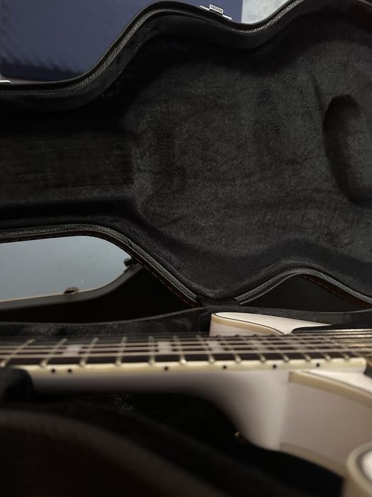 Larry carlon hollobody h7 white