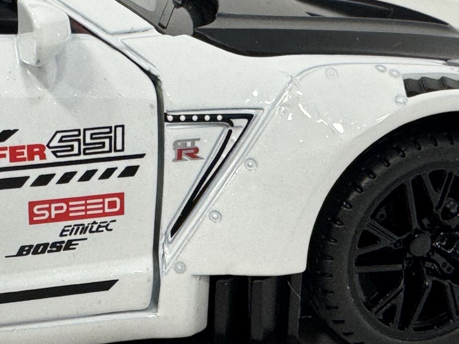 GTR tamanho 1:24. Acende luzes. Lindissimo