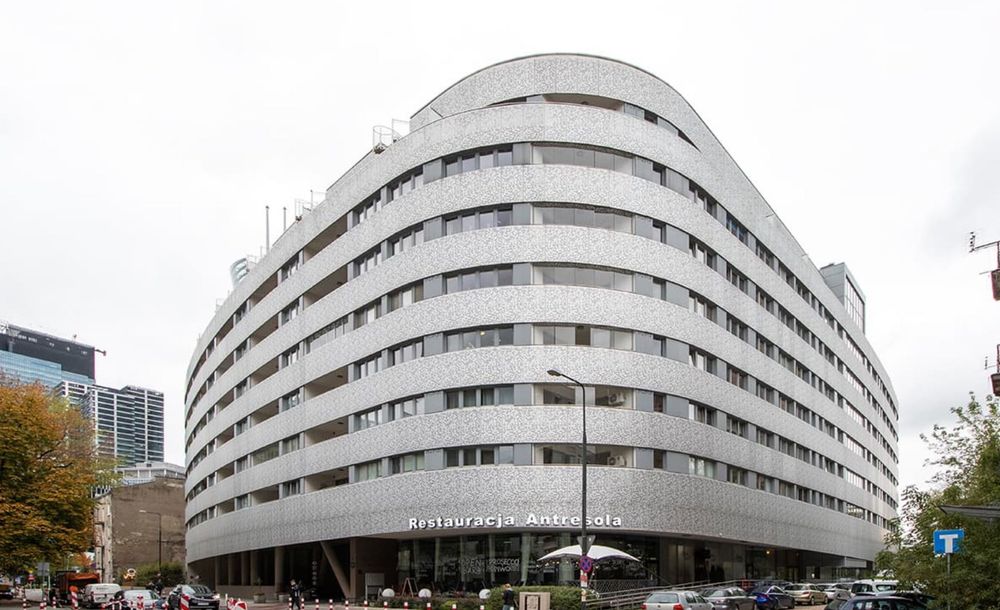 Wynajmie miejsce postojowe  w budynku OXYGEN przy ulicy Wronia 45.