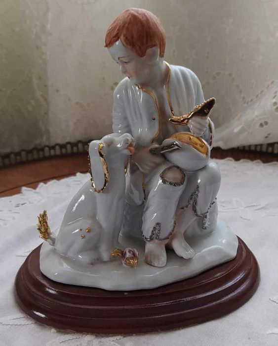 Estatueta em porcelana