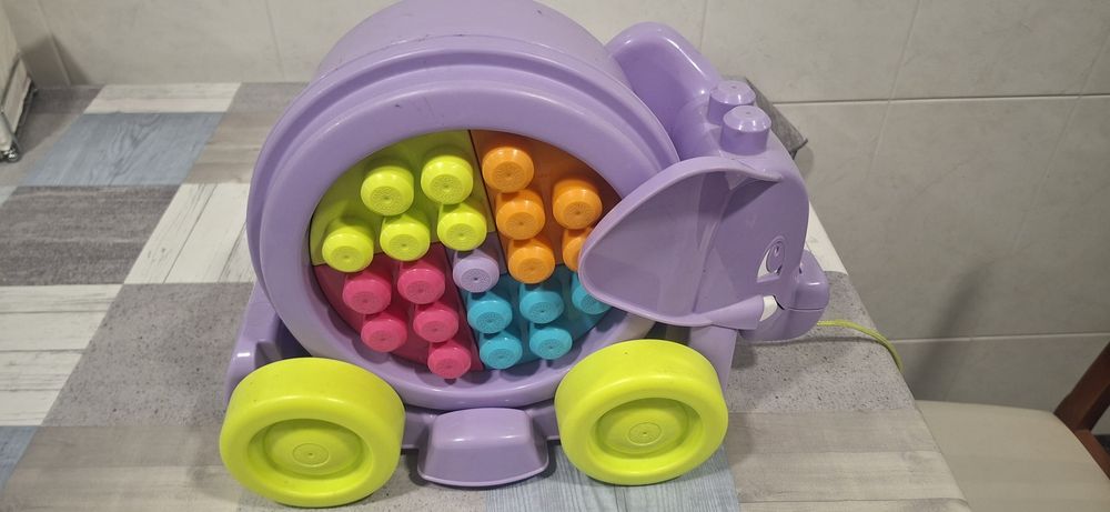 Elegante com rodas e caixa de legos Duplo