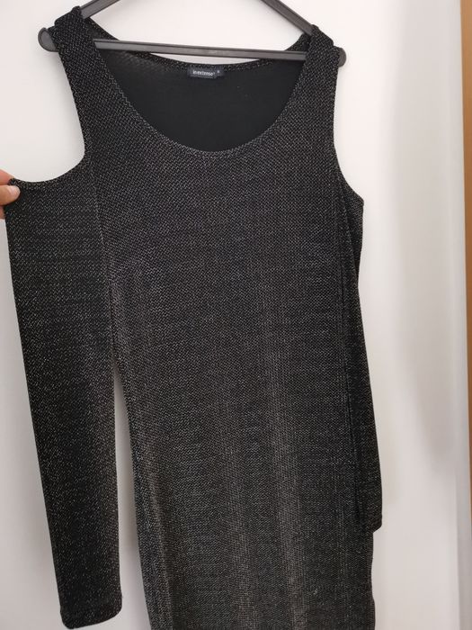 Vestido justo brilhante sem ombros