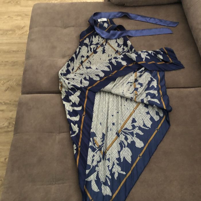 Vestido plisado azul em bico