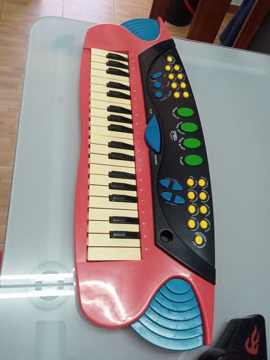 3 instrumentos musicais em bom estado