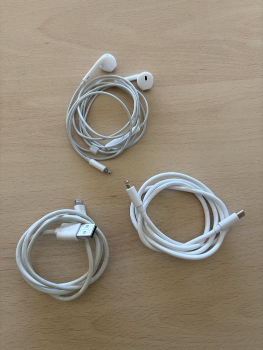 Auricular e dois cabos lightning para iPhone