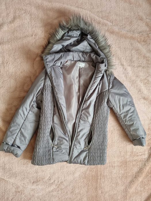 Damska kurtka zimowa z futrzanym kapturem