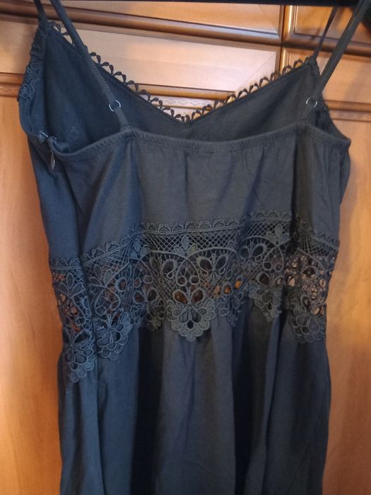 Czarna tunika z azurowym zdobieniem 38