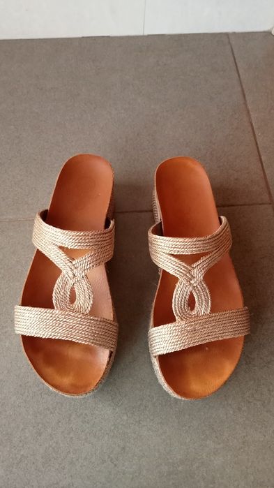 Sandálias/chinelos com salto compensado