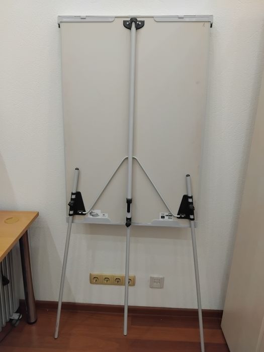 Фліпчарт в ідеальному стані на тривозі Висота дошки 1м. ширина 70 см.