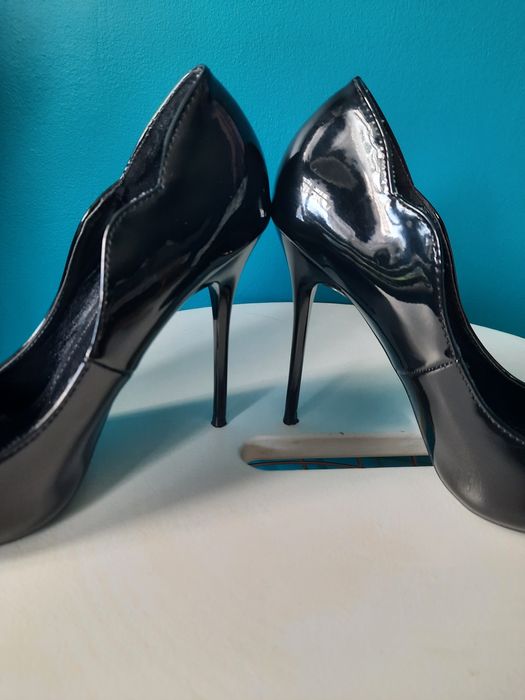 Czarne lakierowane szpilki