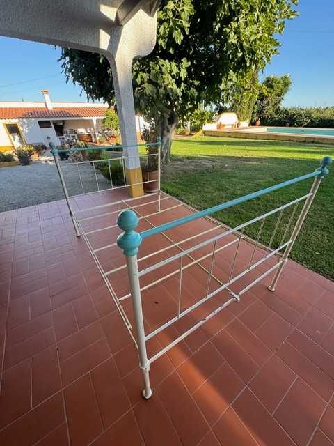 Cama antiga em ferro