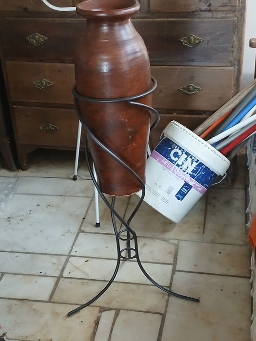 Jarrão em barro com armação de ferro