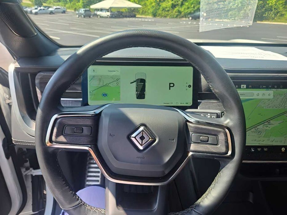Rivian R1S      2024
