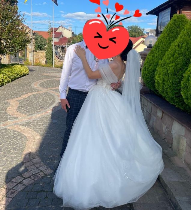 Весільна сукня молочного кольору