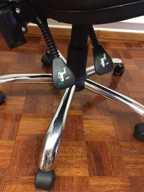 Cadeira de Escritório - ajustável com rodas