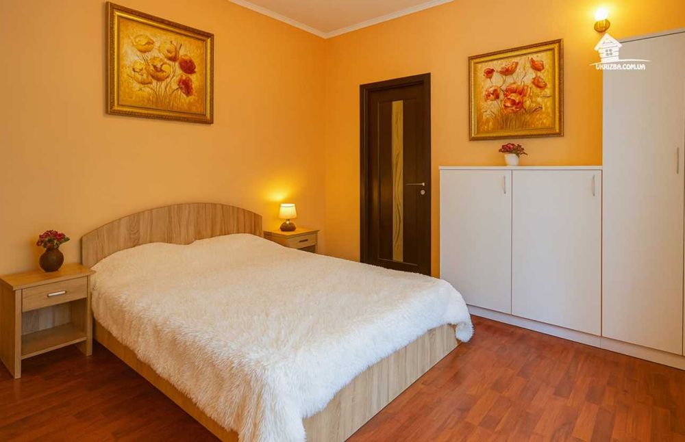 Київ. Будинок 280 кв. Ділянка 15 соток, до 15 осіб.