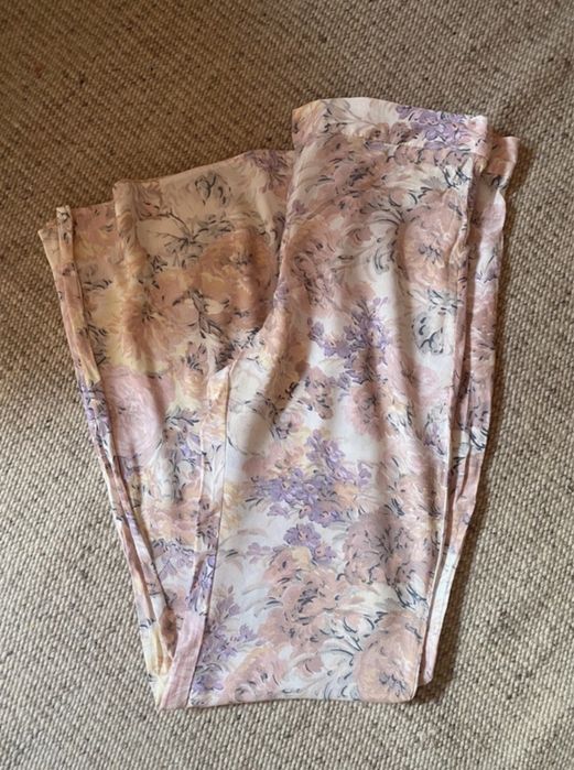 Calça boca de sino flores Zara