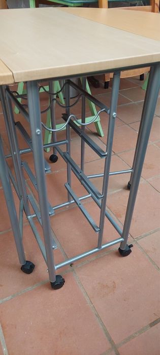 Mesa de apoio em metal e madeira
