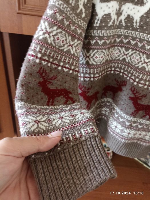 Новорічна кофта в гарному стані