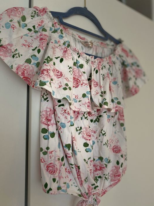 Biała dziewczęca bluzka w różowe róże