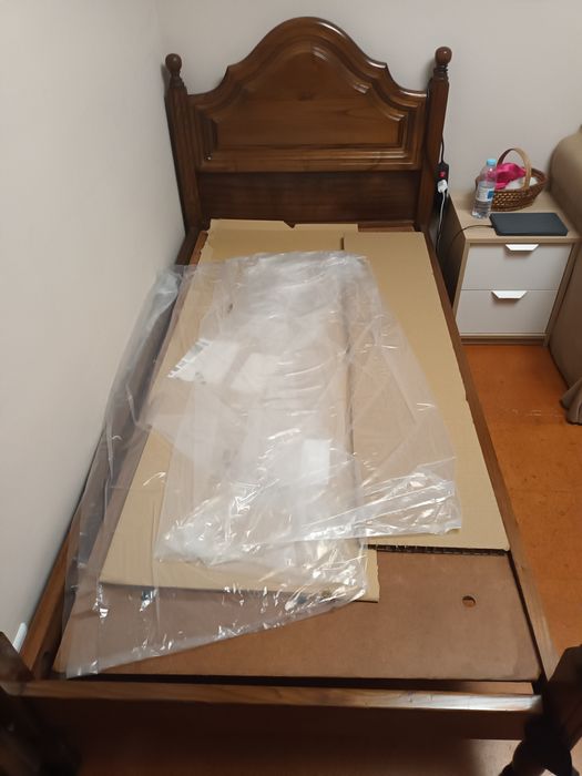 Cama solteiro de madeira