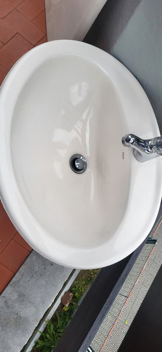 Lavatório e pedra de casa de banho