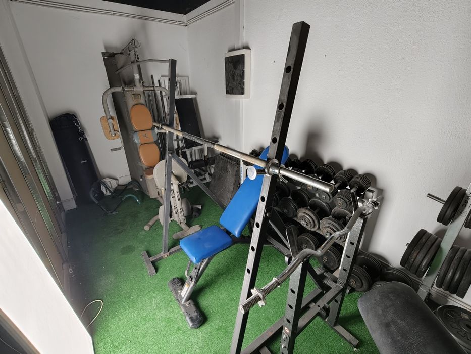 Máquina de supino com barra incluída, também dá para treinar ombro e agachamento.