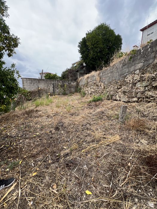Terreno de Lazer com Vista Panorâmica para o Rio Paiva (1.005 m²) – Souselo, Cinfães