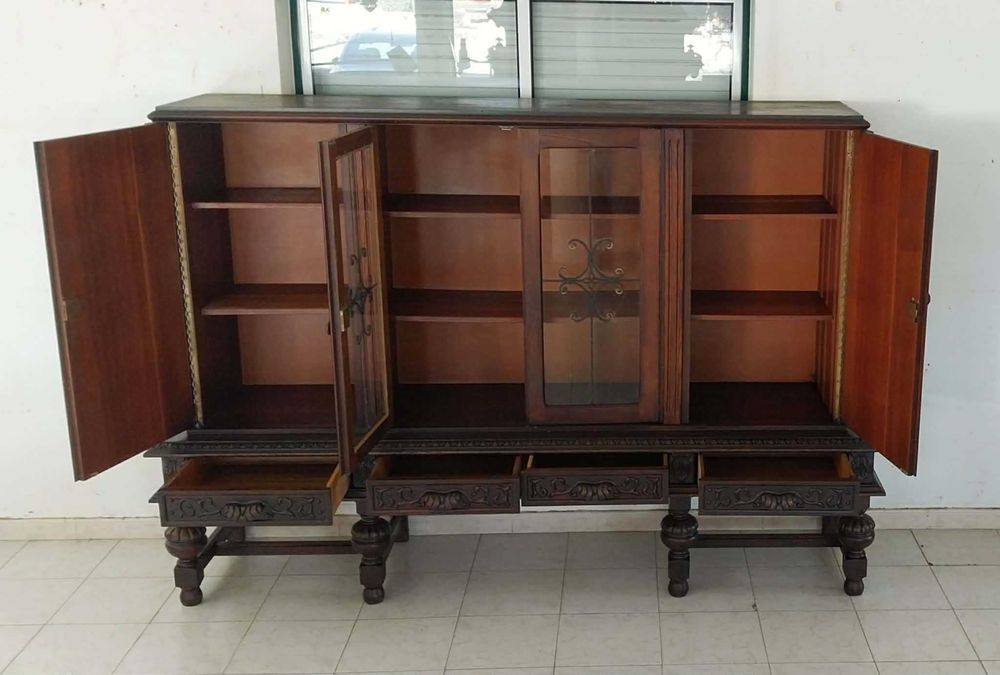 Antigo Móvel Aparador / Cristaleira. Frentes em Madeira Talhada