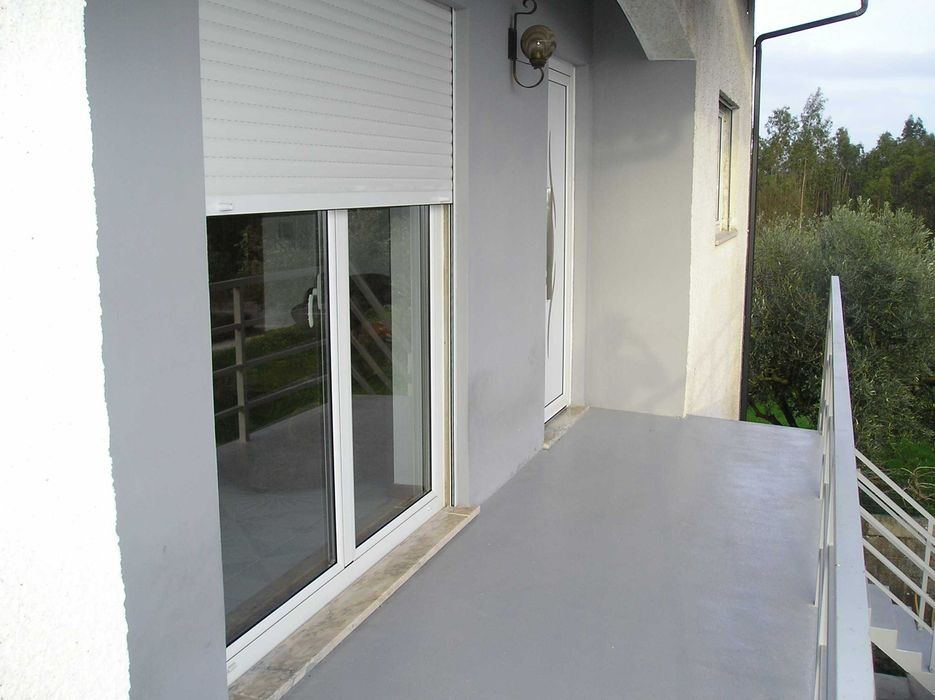 Aluga-se T3 no primeiro andar de uma vivenda rústica.