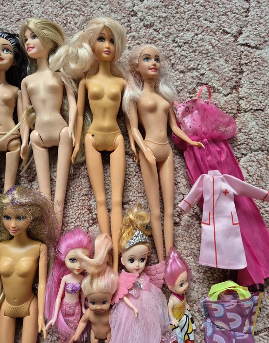 Лот іграшкових ляльок