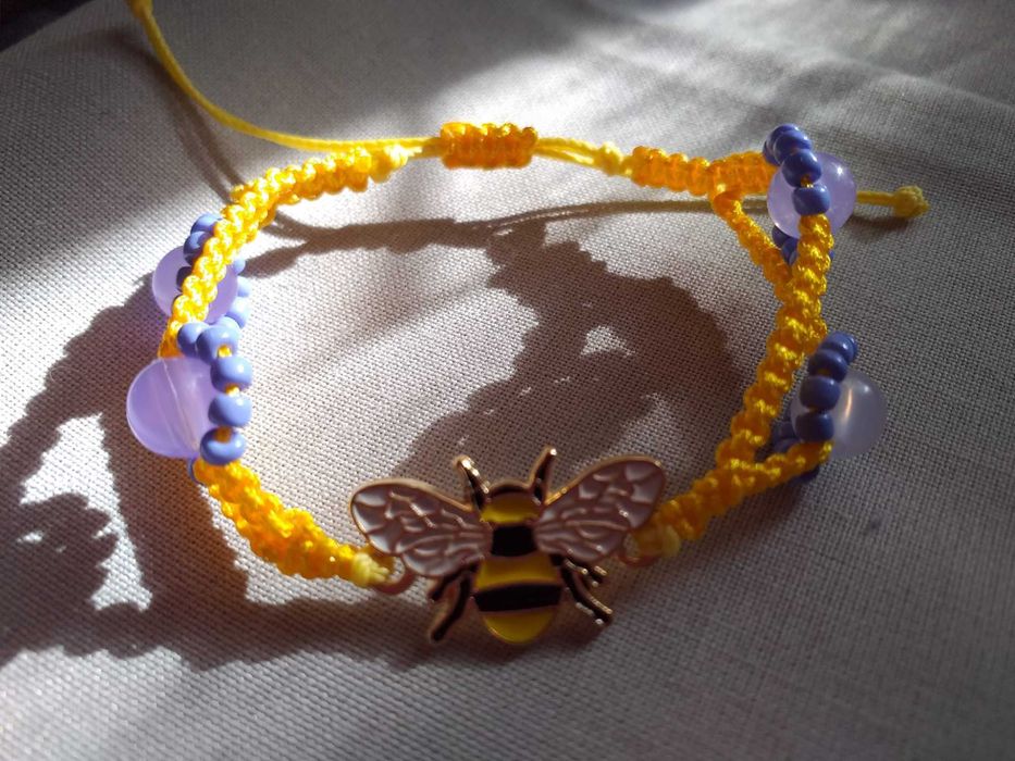 Pulseira dupla em Macramê Abelha Amarelo com flores