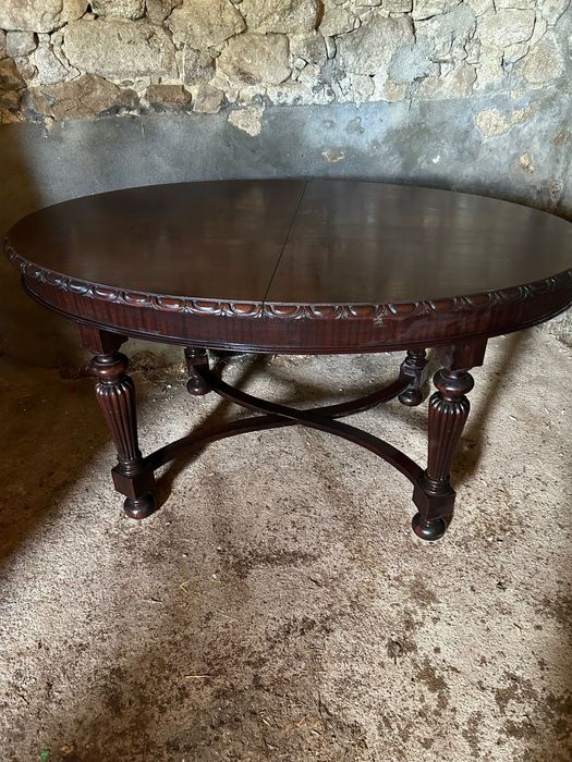 Mesa oval antiga em madeira maciça